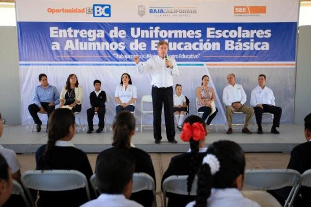 Inicia gobernador “Kiko” Vega entrega de más de 83 mil uniformes a alumnos de educación básica en la entidad
