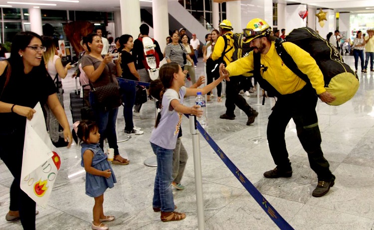 Regresa a México el primer contingente de combatientes de incendios enviado a Canadá