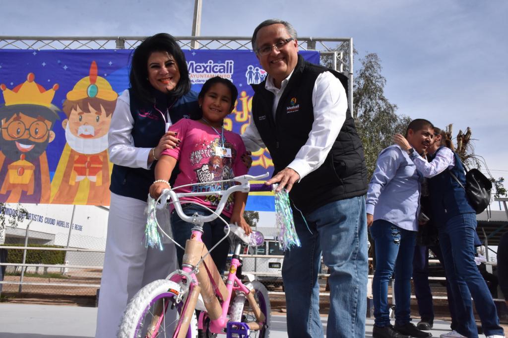 Festeja alcalde de Mexicali  Día de Reyes con niños de Ciudad Morelos