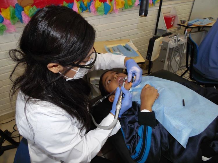 Baja California certifica a escuelas libre de caries