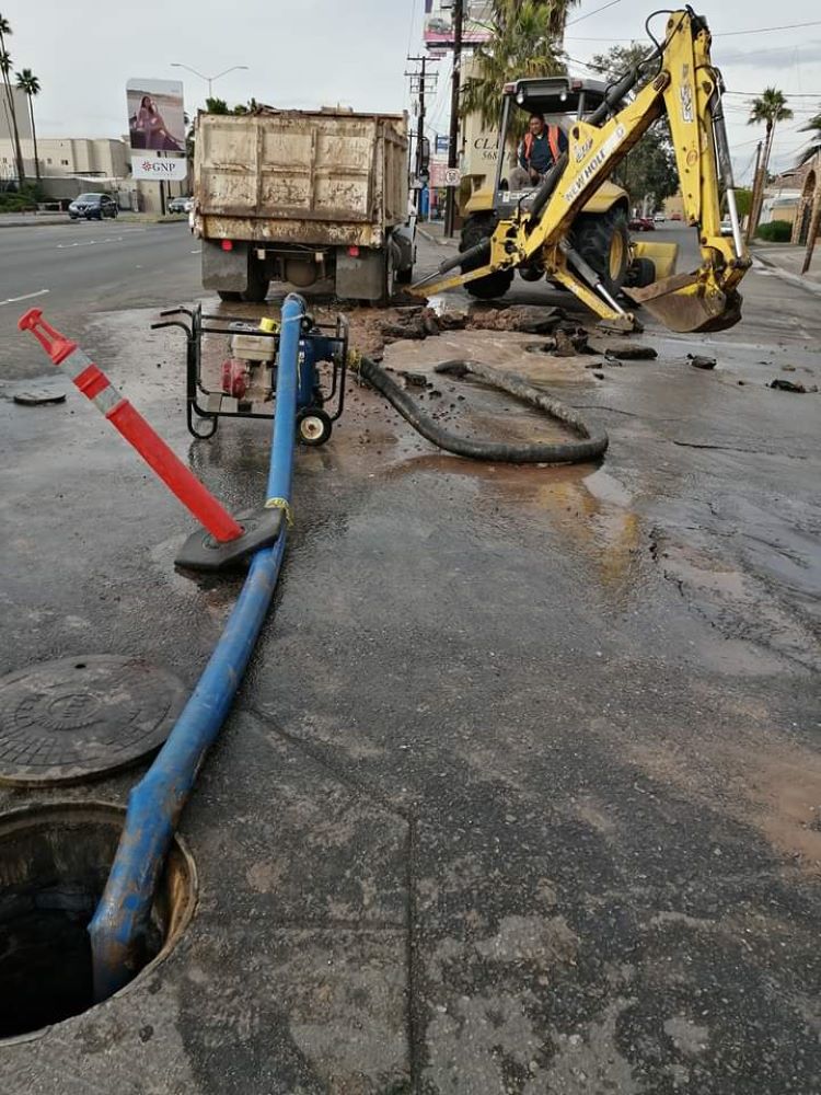 Repara CESPM línea de agua del bulevar Benito Juárez