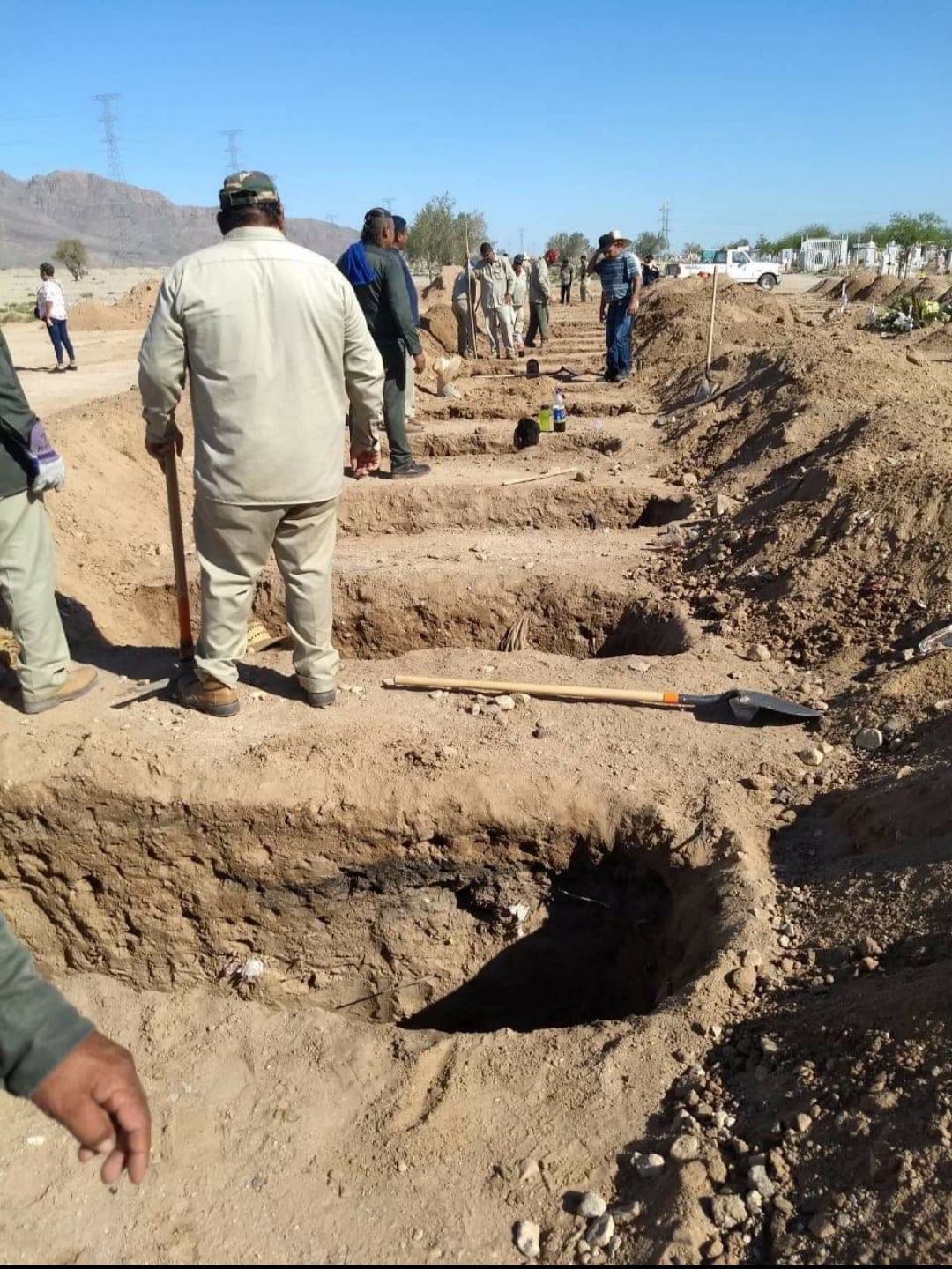 Ejército mexicano y empleados del Ayuntamiento de Mexicali cavan “fosas masivas” en el panteón de El Centinela de Mexicali