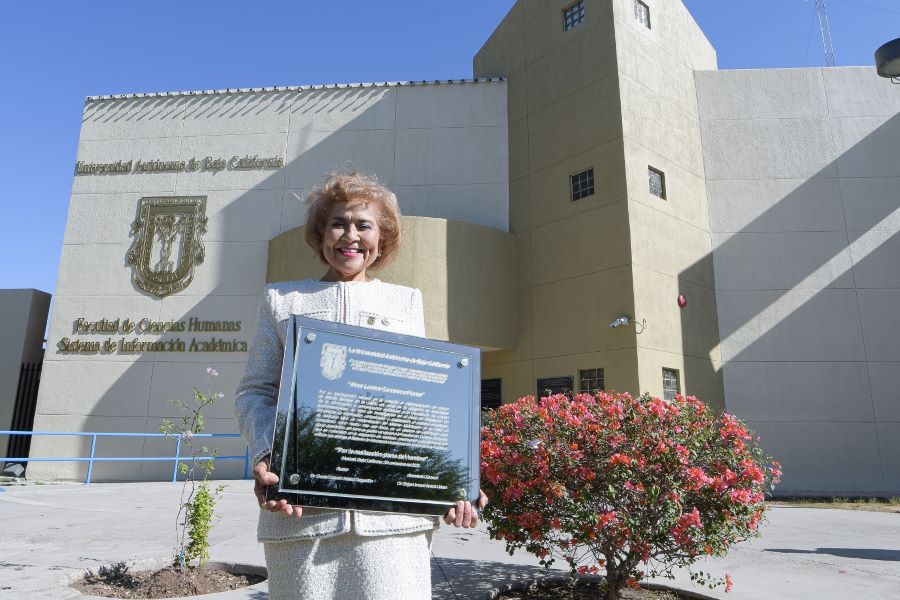 Otorga UABC reconocimiento al Mérito Universitario a la   doctora Alma Lorena Camarena Flores