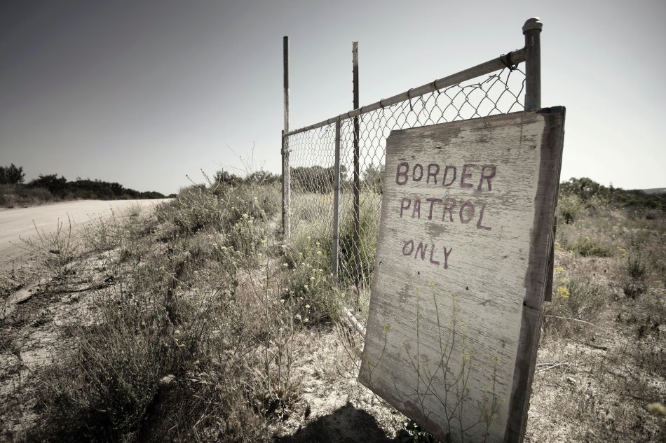 “Pollero” abandonan a niña de 7 años, tras cruzar ilegalmente cerco fronterizo