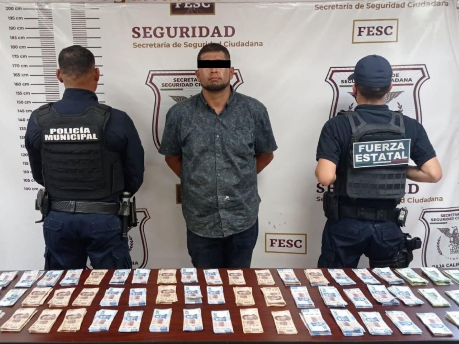 Detienen FESC y DSPM a hombre con más de 200 mil pesos