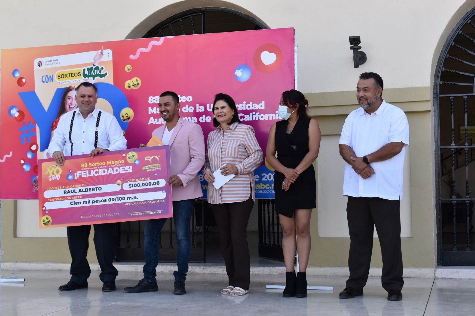 Entregan premios a ganadores del 88 Sorteo Magno de la UABC