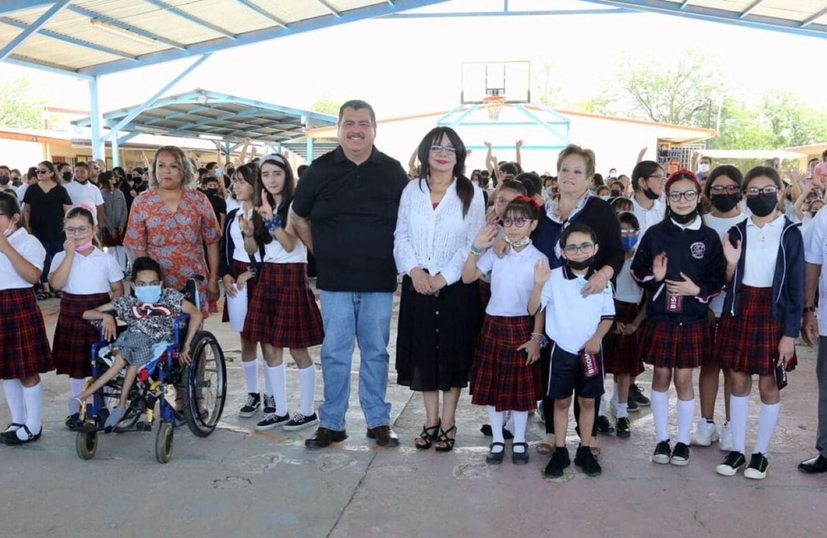 Alcaldesa de Mexicali entrega lentes a niños de primaria