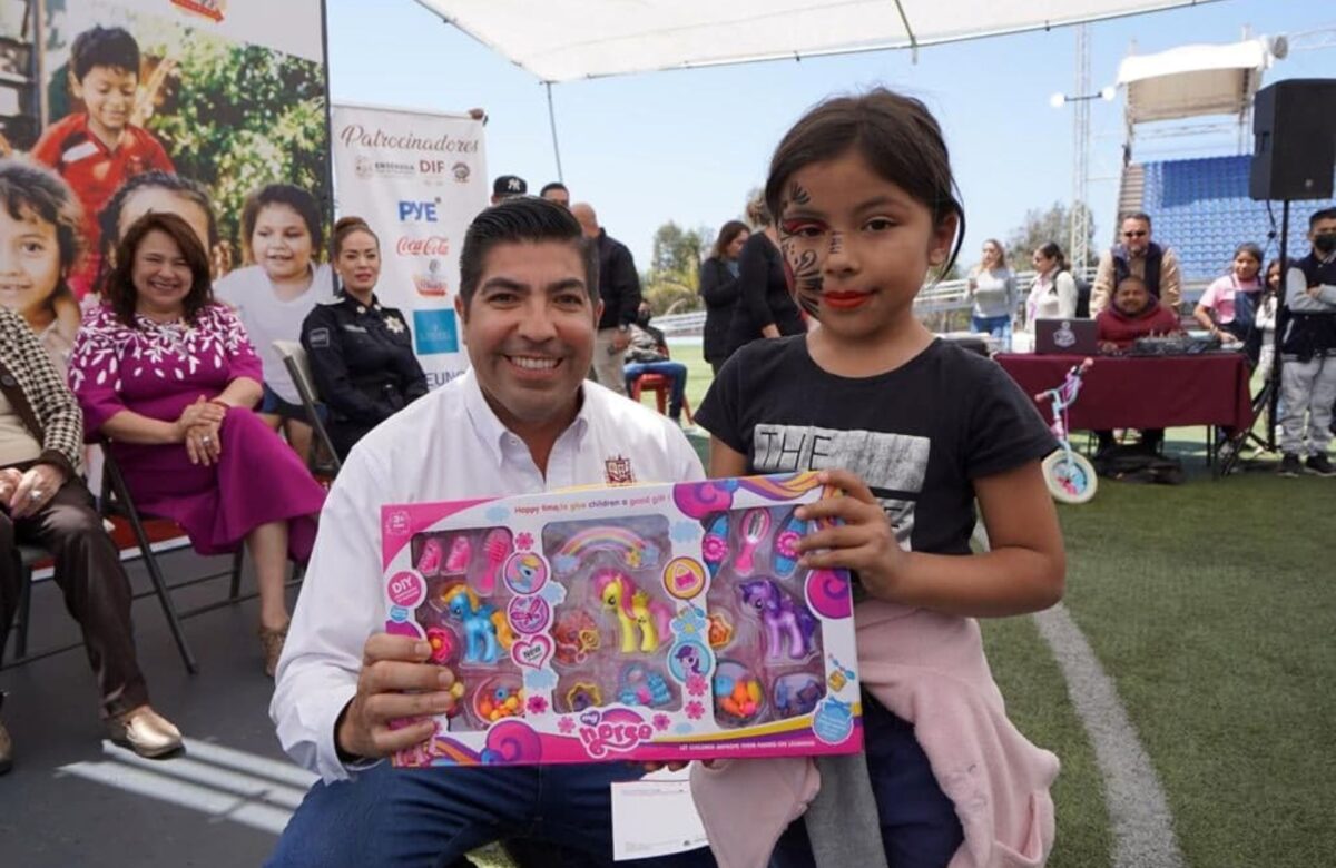 Festeja alcalde de Ensenada Día del Niño y la Niña con DIF Municipal