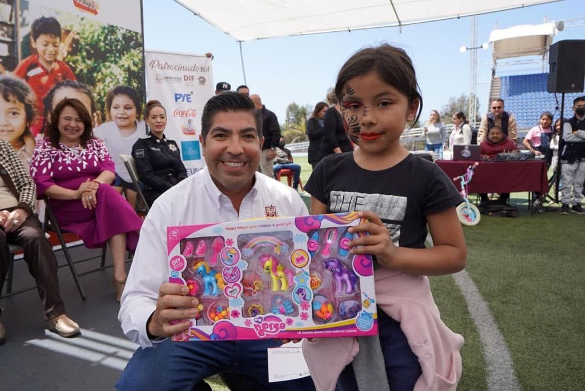 Festeja alcalde de Ensenada Día del Niño y la Niña con DIF Municipal