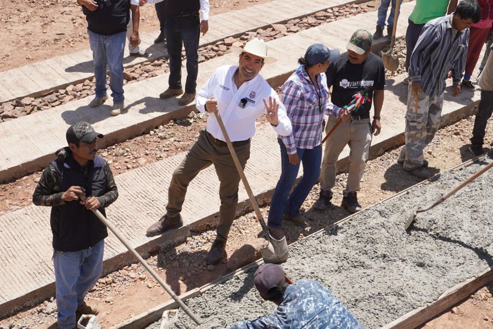 Gestionará Armando Ayala más de 1 mdp para obras de pavimentación en Maneadero