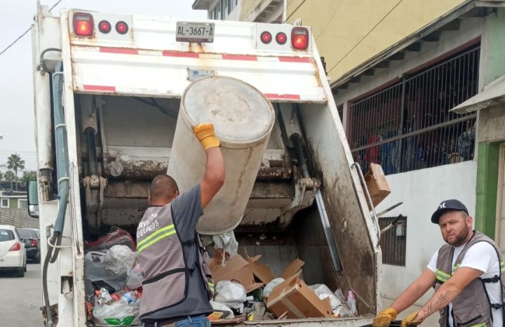 Trabajan 25 vehículos en recolección de basura en Ensenada