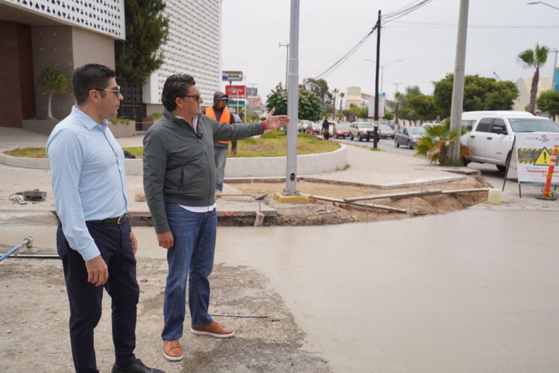 Trabajan cuadrillas de Infraestructura en rehabilitación vial sobre bulevar Costero