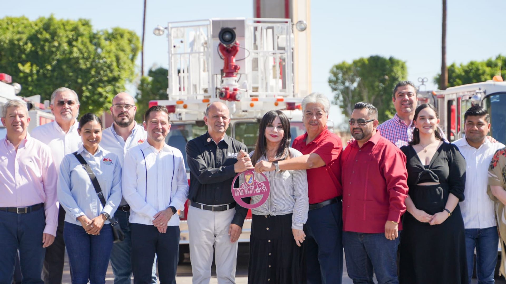 Gobierno e IP entregan unidades a Bomberos