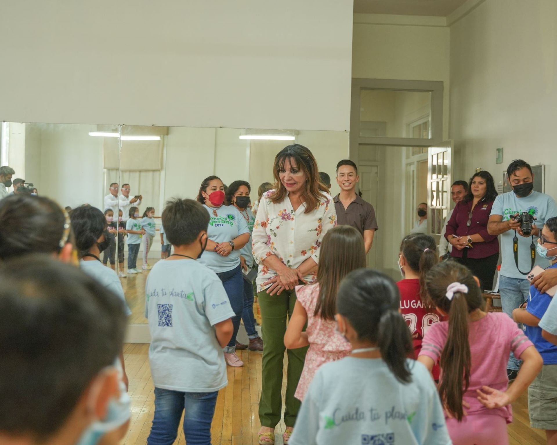 Alcaldesa de Mexicali visita a niñas, niños y adolescentes del curso de verano de IMACUM