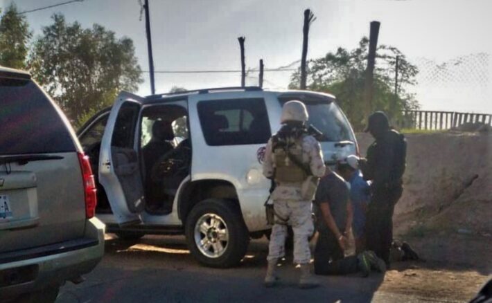 Asegura SEDENA hombres armados que viajaban en vehículos en el Valle de Mexicali