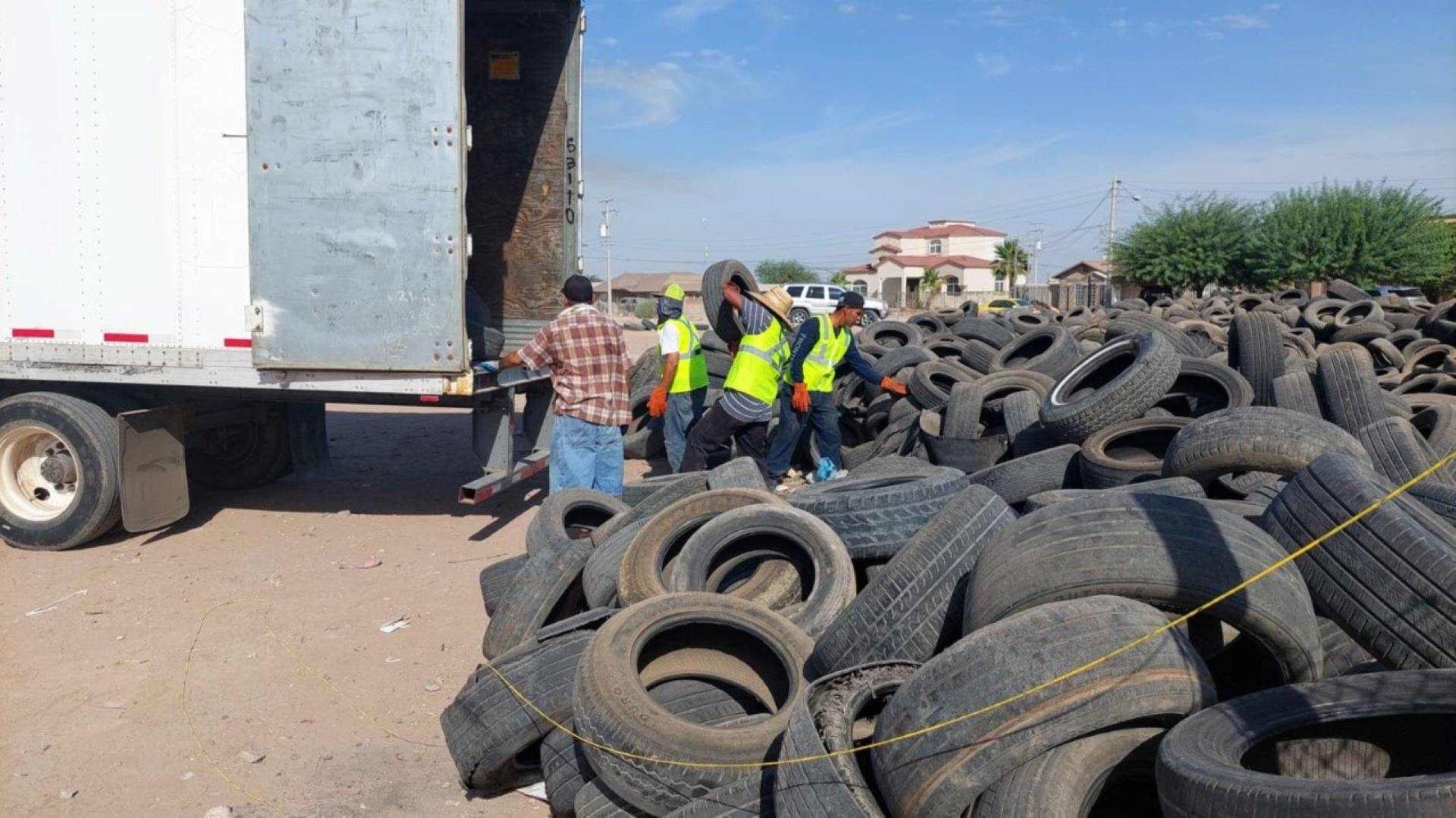 Inicia Gobierno municipal retiro de más de 3, 500 llantas ubicadas en el Valle de Mexicali