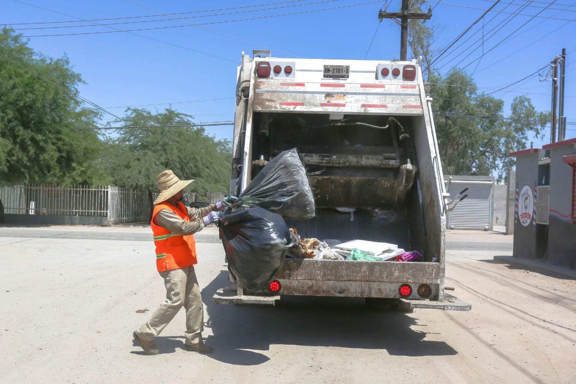 Ante las altas temperaturas, Gobierno de Mexicali aplica protocolo de protección en sus trabajadores