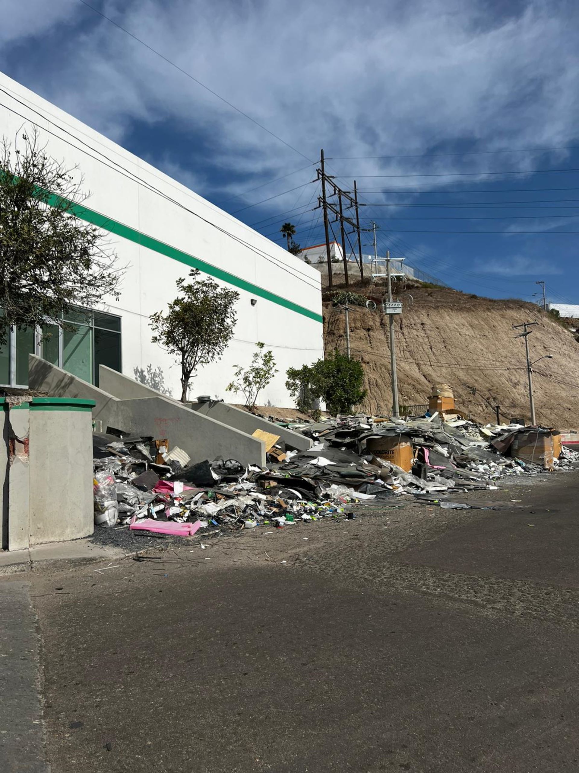 Denuncian que empresa Recicladora Heroa, S. de R.L. de C.V., abandonó materiales peligrosos en parque industrial de Tijuana