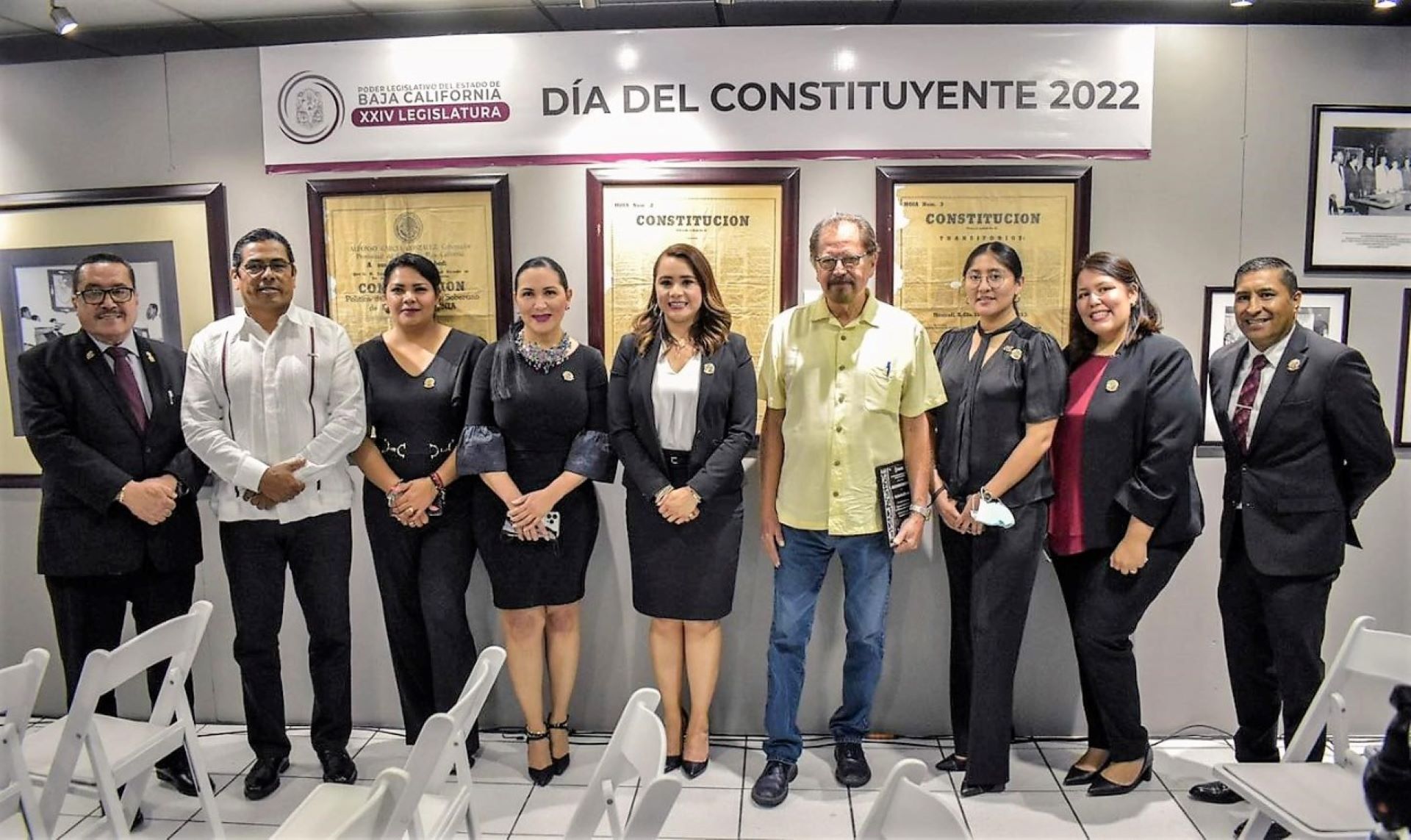 Entrega placa de reconocimiento la Presidenta del Congreso a historiador Roberto Elenes