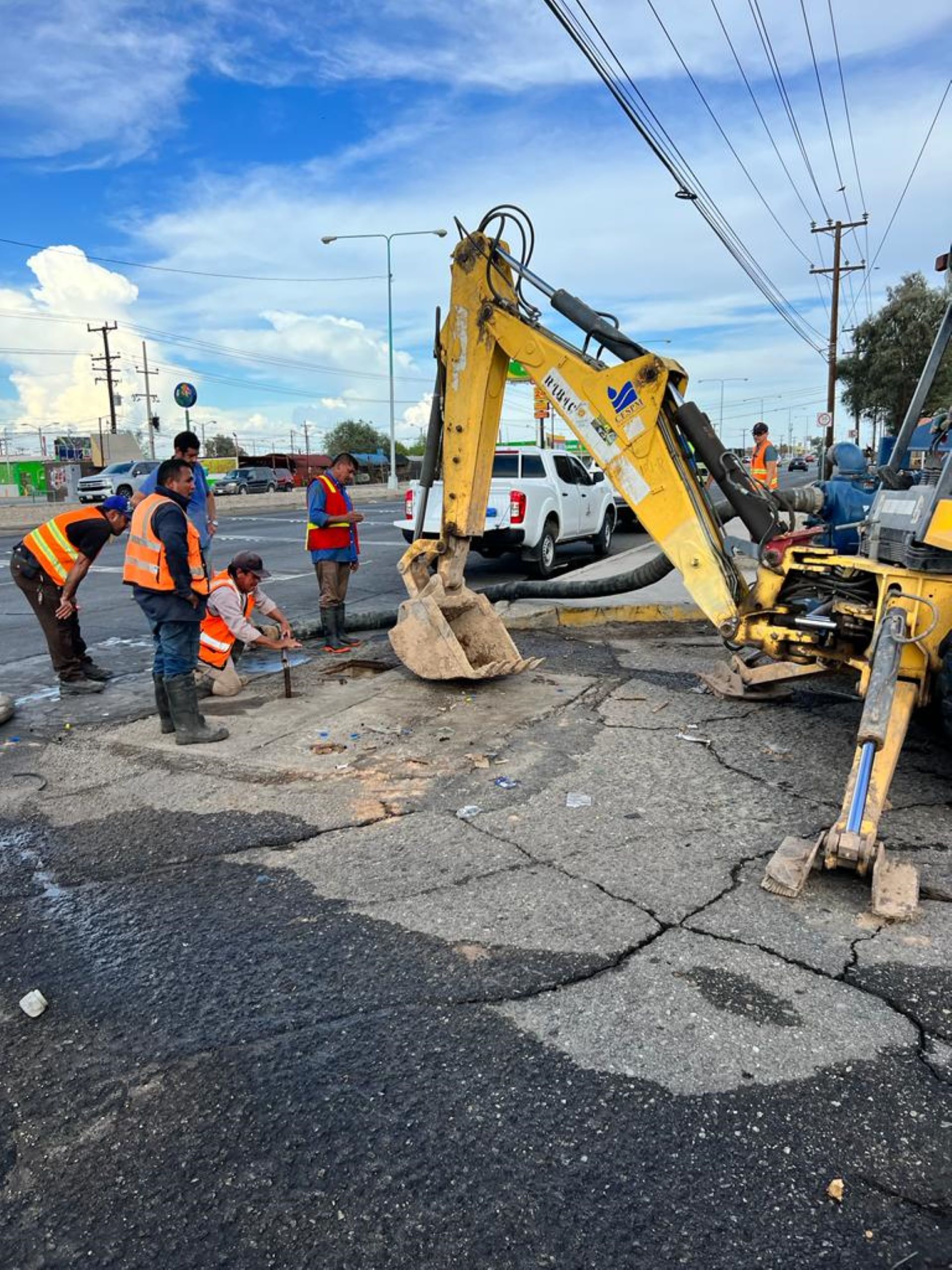 Reparó Cespm Fuga En Línea De Agua Potable De 30 Pulgadas En La Zona