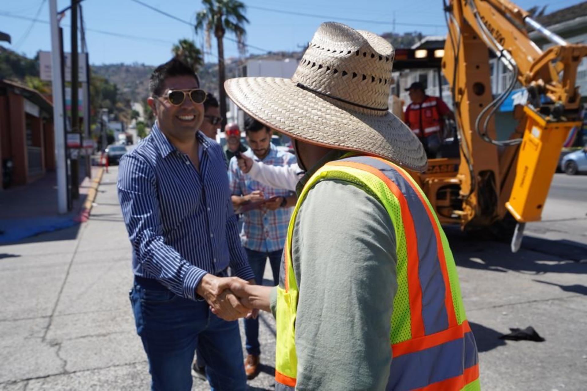 Supervisa Armando Ayala labores de rehabilitación de vialidades