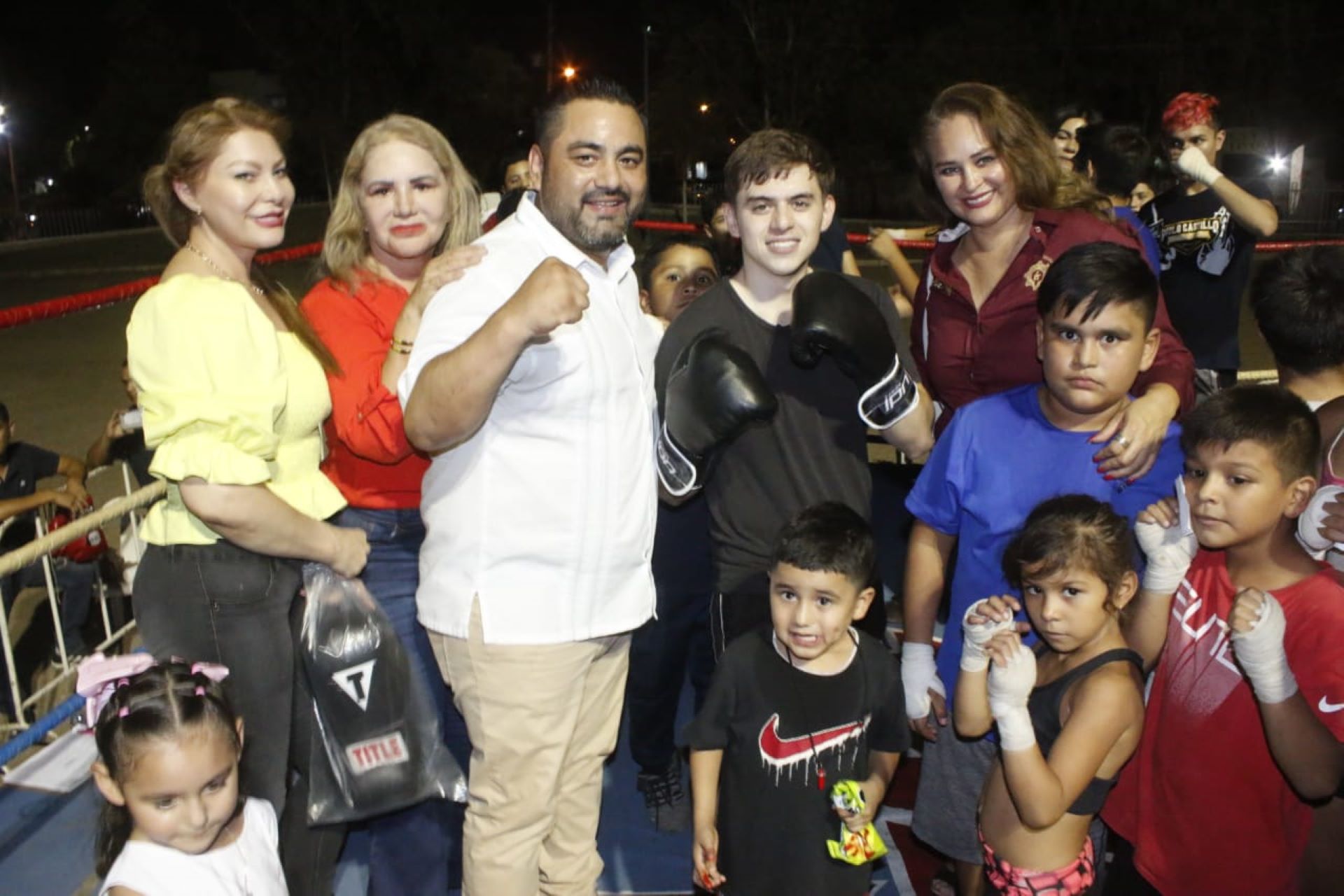 Entrega regidor Sergio Tamai, kit de box a jóvenes pugilistas