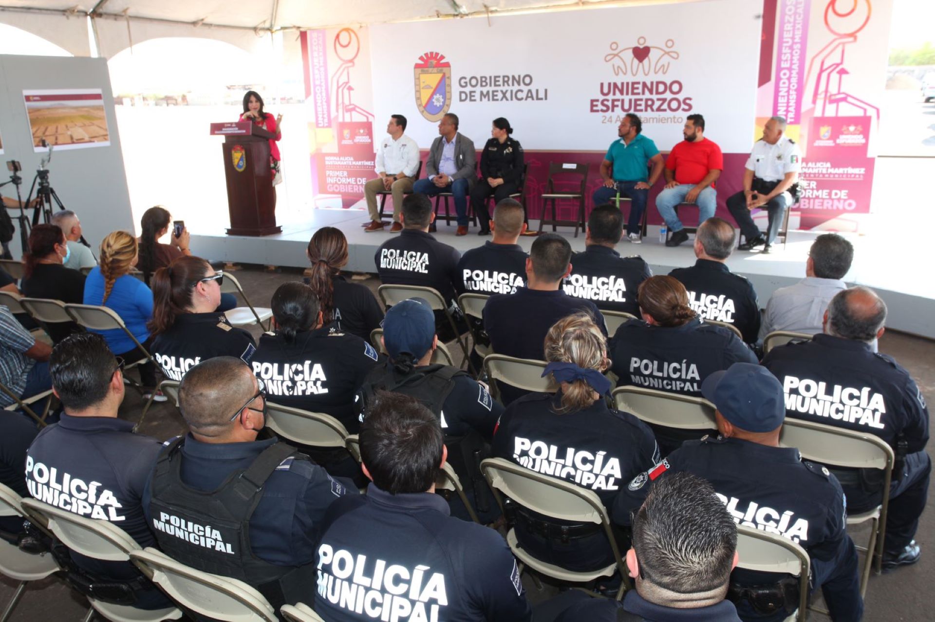 Atestigua Alcaldesa de Mexicali entrega de contratos para vivienda de 300 familias y policías de Mexicali