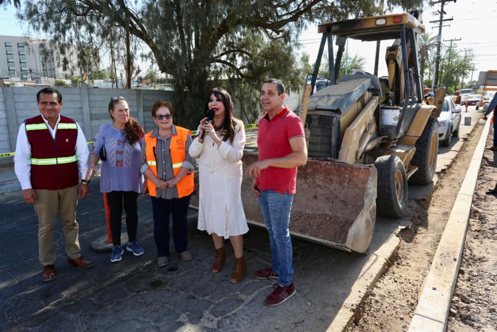 Supervisa alcaldesa de Mexicali trabajos de rehabilitación de la avenida Quintana Roo