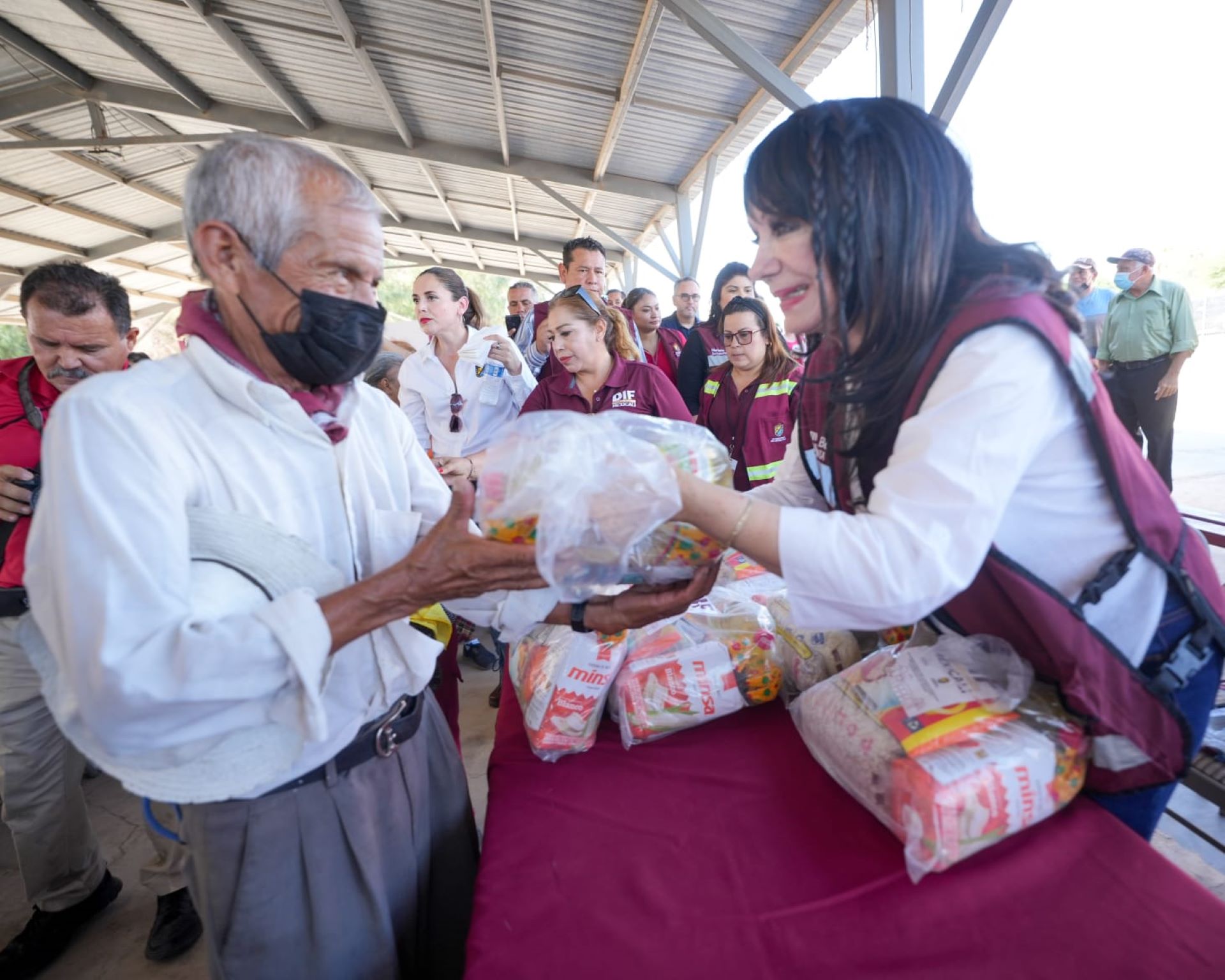 Beneficia Norma Bustamante a familias del Valle de Mexicali con la brigada “DIF en tu Colonia”