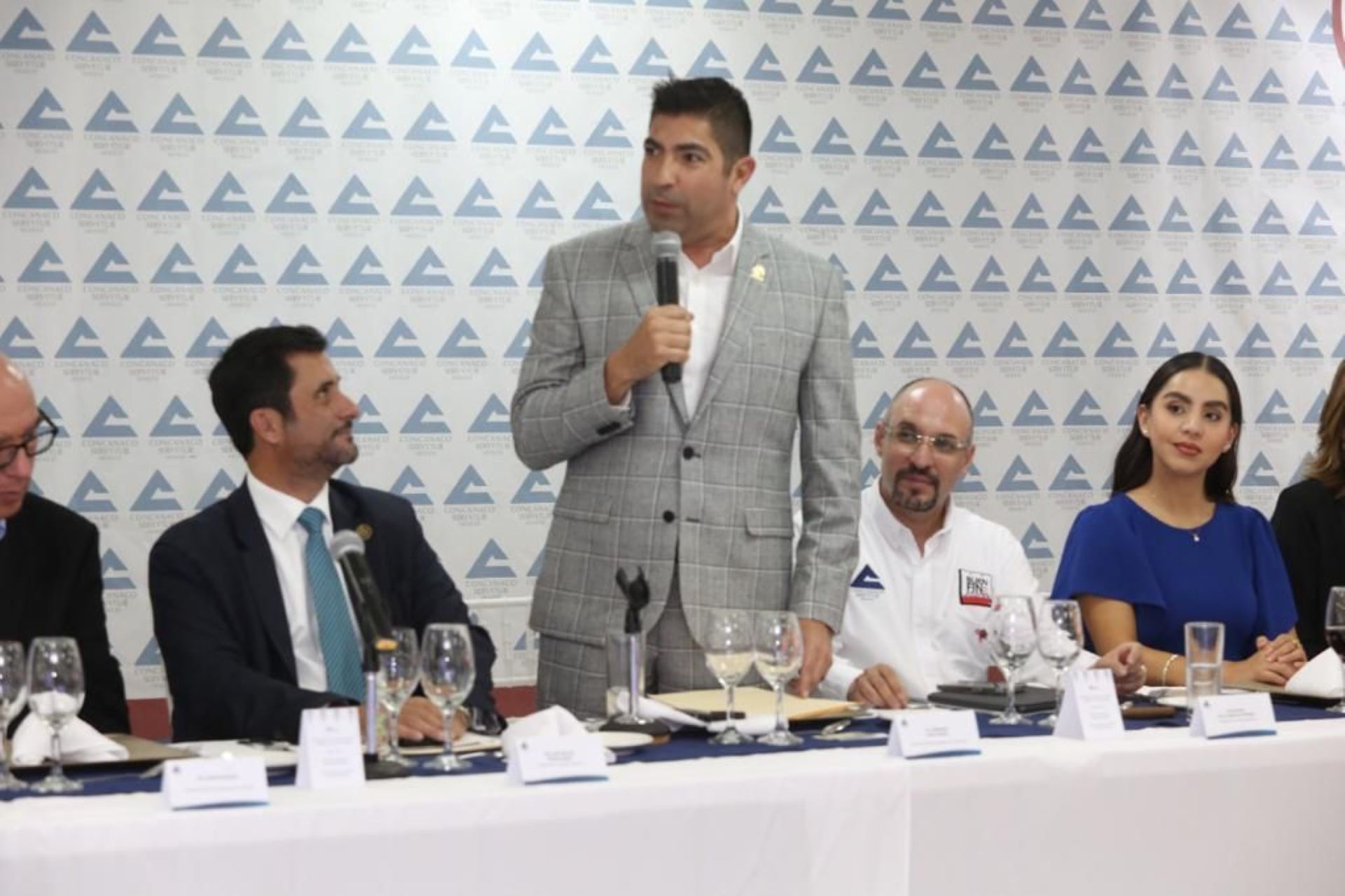 Refrenda Armando Ayala alianza con sector empresarial ante Concanaco-Servytur