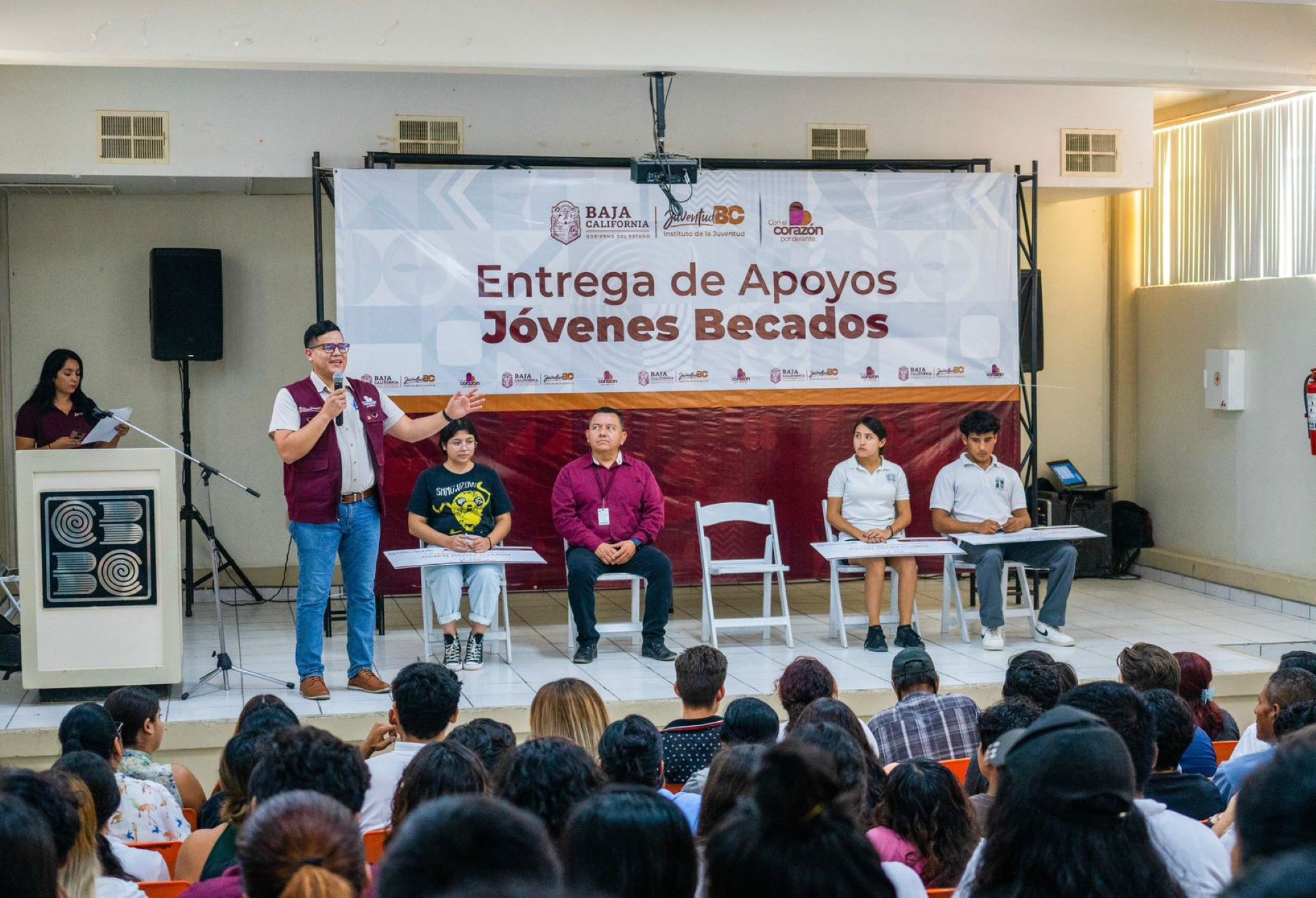 Entrega Juventud BC becas a estudiantes de San Felipe