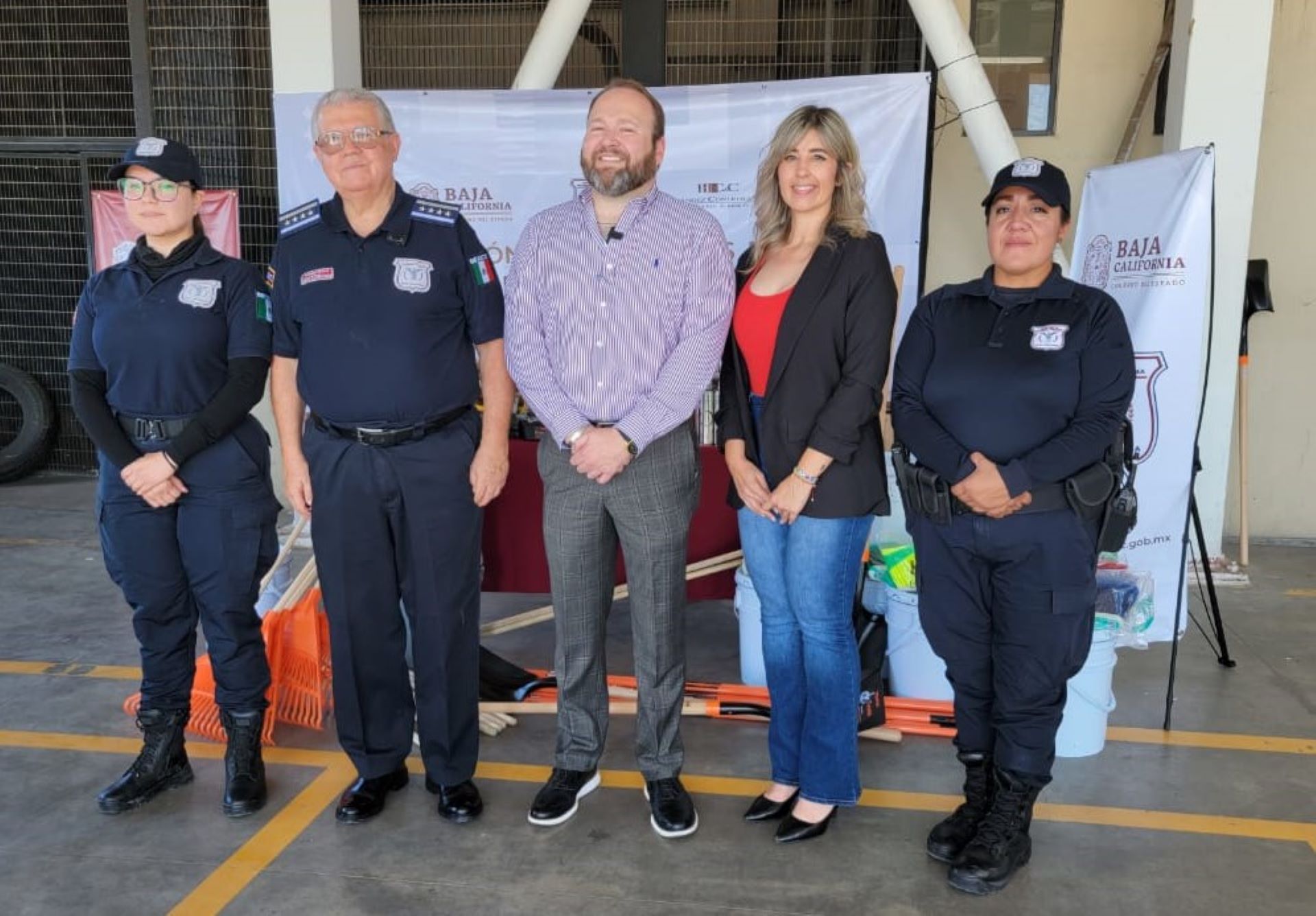 Entrega bufete Hernández Contreras & Cia material a SSCBC para reforzar la prevención de delito en BC