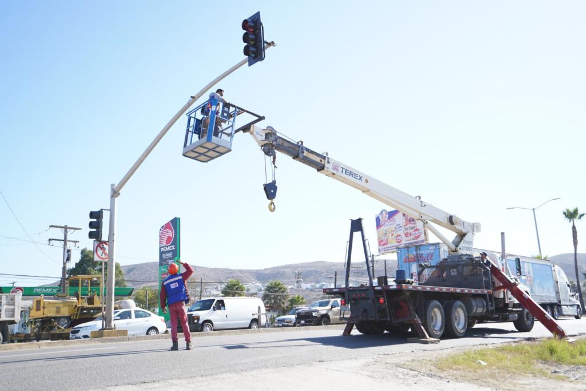 Supervisa Armando Ayala los trabajos de semaforización en El Sauzal