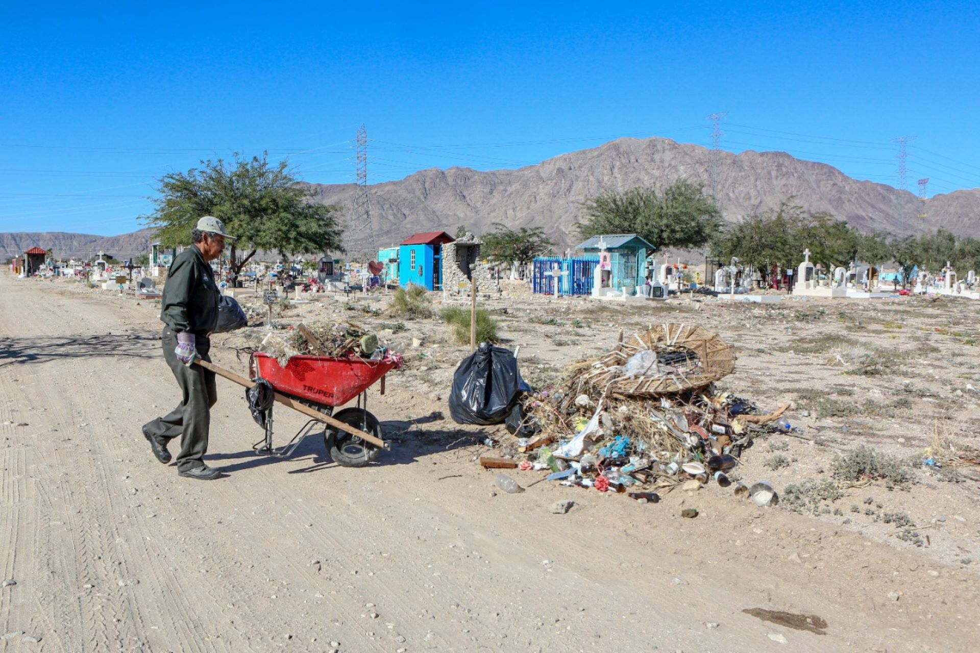 Realiza el Gobierno de Mexicali operativo de limpieza en los panteones municipales