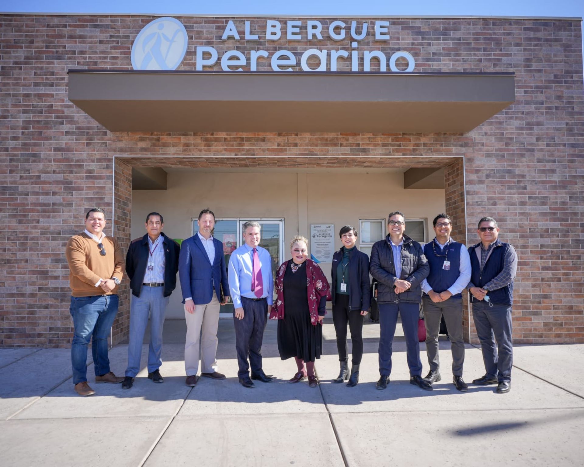 Visitan autoridades de la Embajada de Estados Unidos el albergue El Peregrino