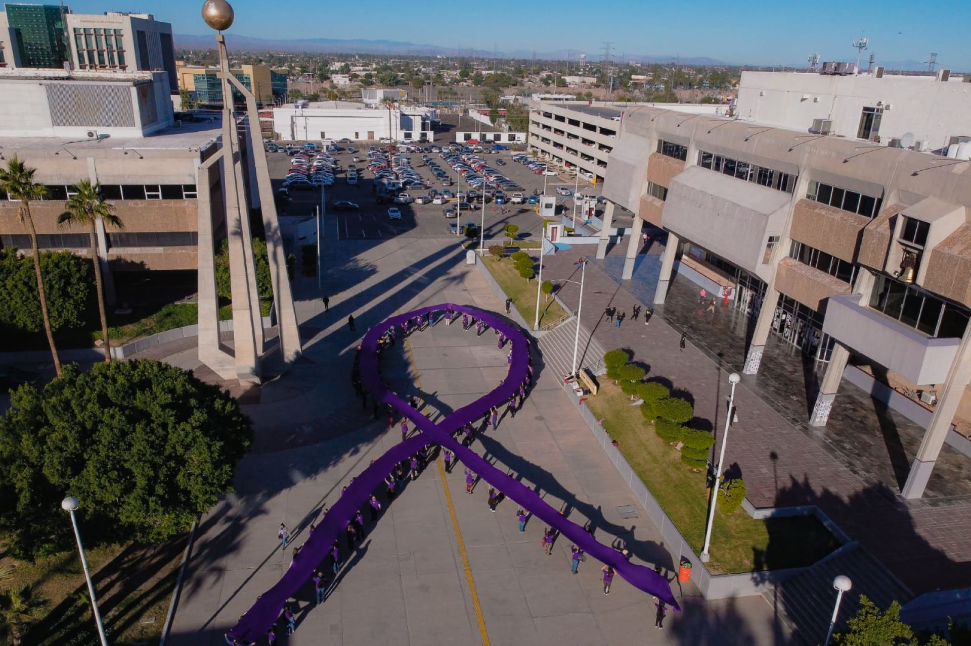 Forman pesistas lazo humano en Centro de Gobierno de Mexicali