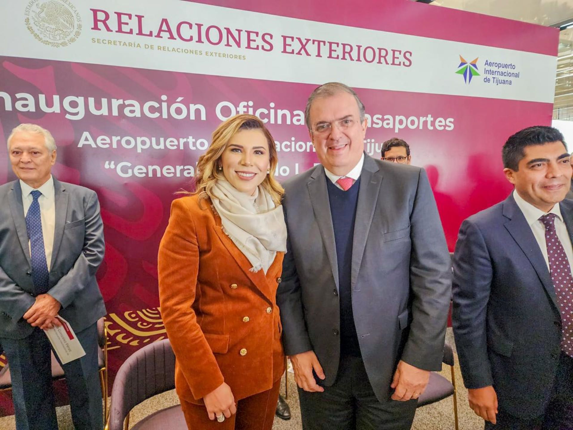 Inauguran Marcelo Ebrard y Marina del Pilar oficina de pasaportes en Tijuana