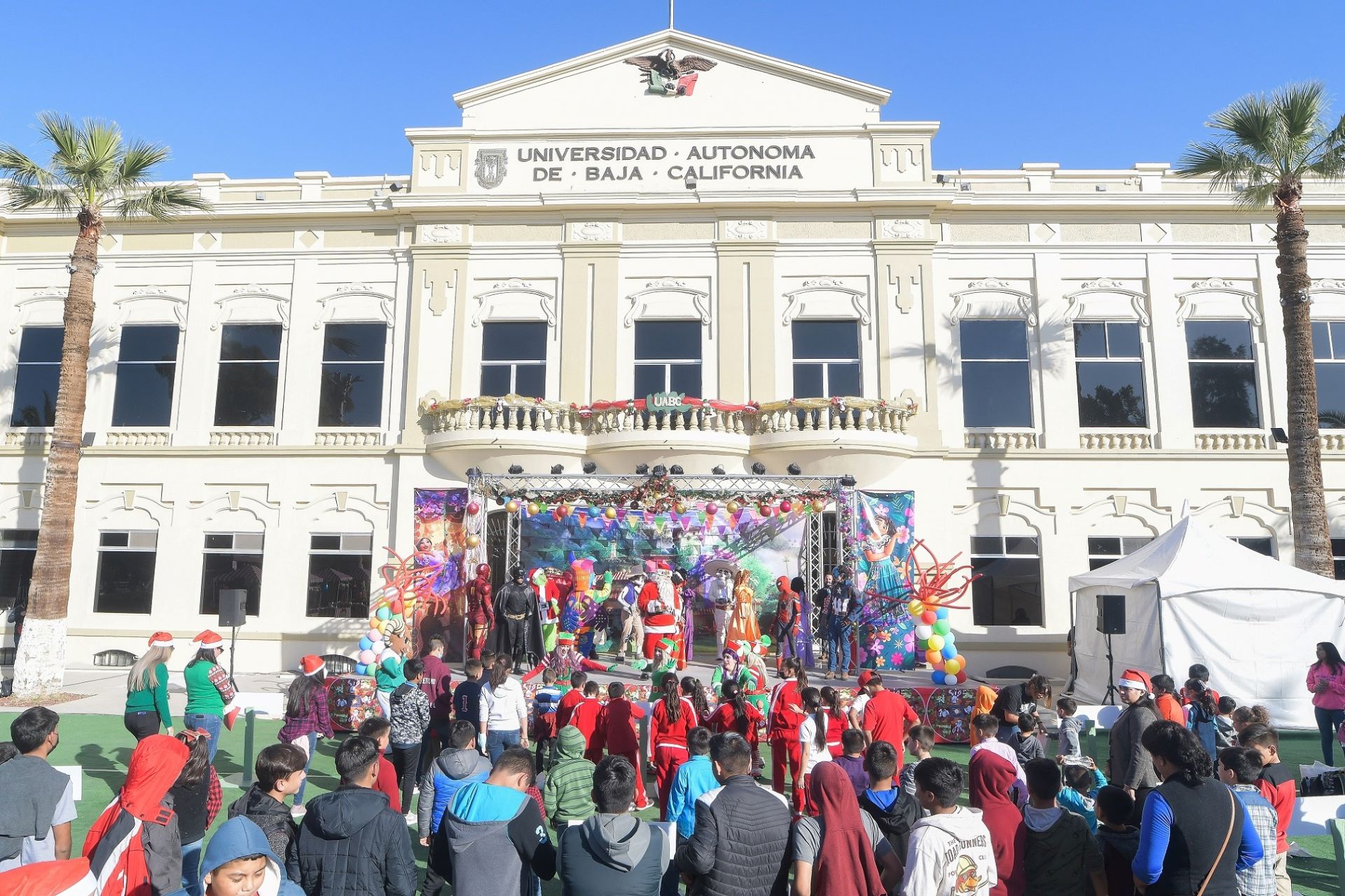 Celebra UABC la Navidad con niños de Casas Hogar