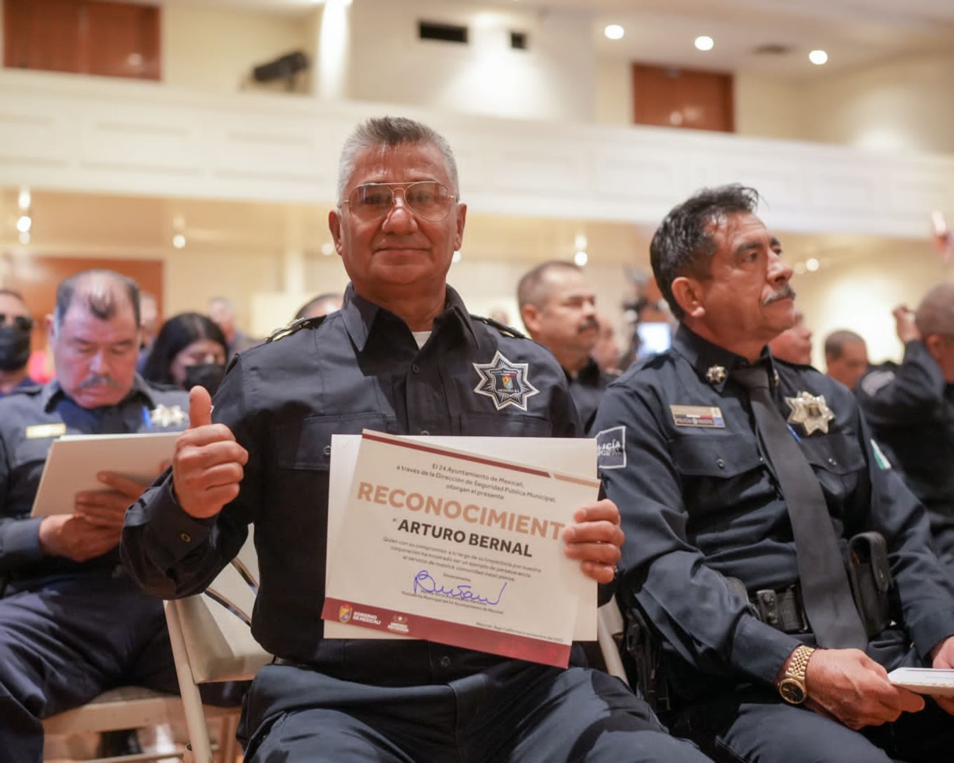 Norma Bustamante reconoce años de servicio de policías jubilados