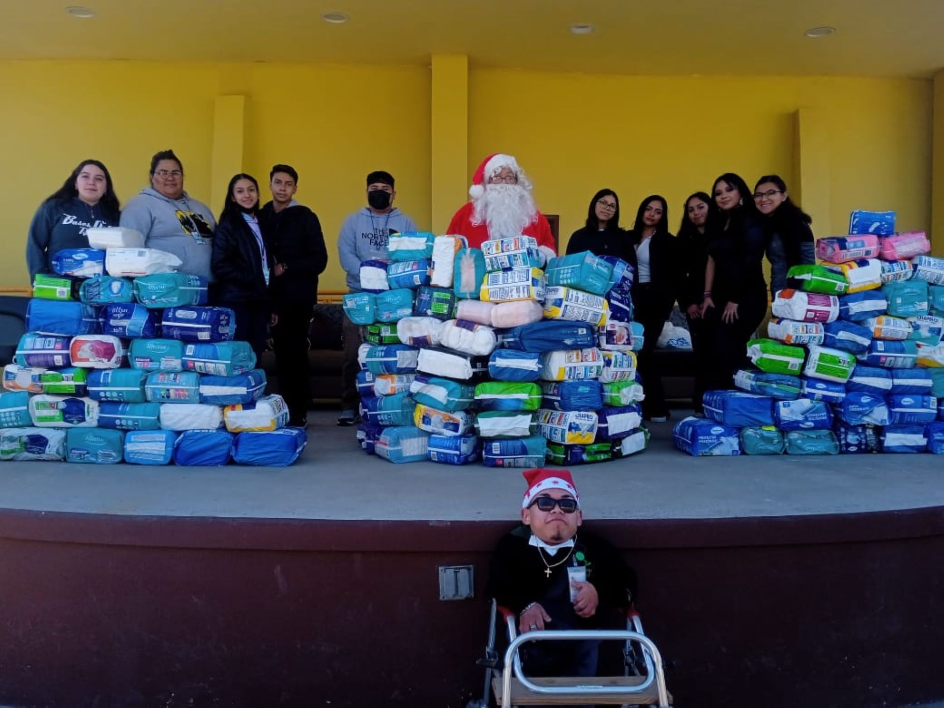 Celebran estudiantes de Conalep posada con abuelitas y abuelitos de la casa hogar del anciano de Ensenada