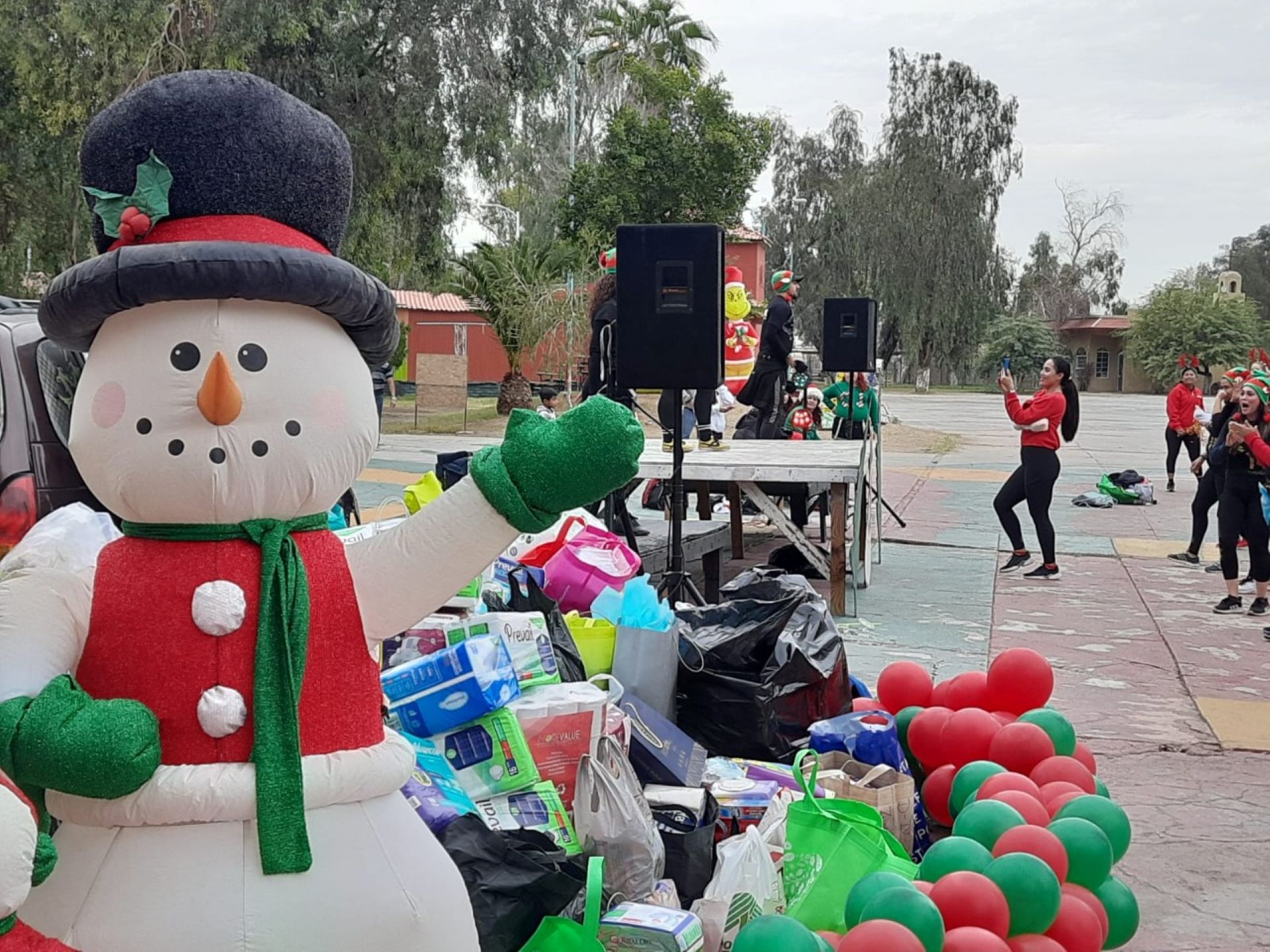 Familias disfrutan de opciones recreativas en el parque Vicente Guerrero