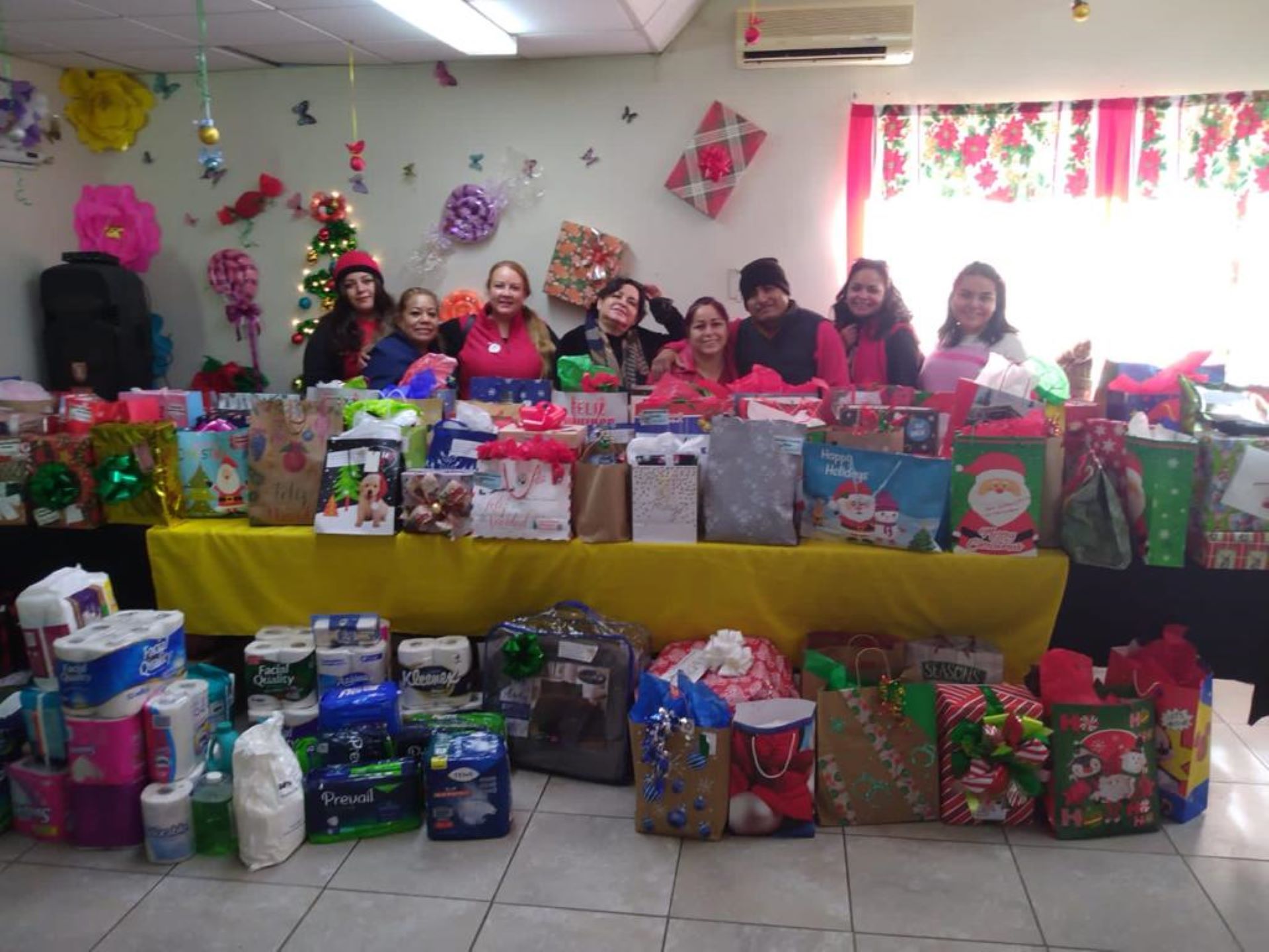 Entregan regalos de navidad a los abuelitos del asilo Dr. Carlos Canseco