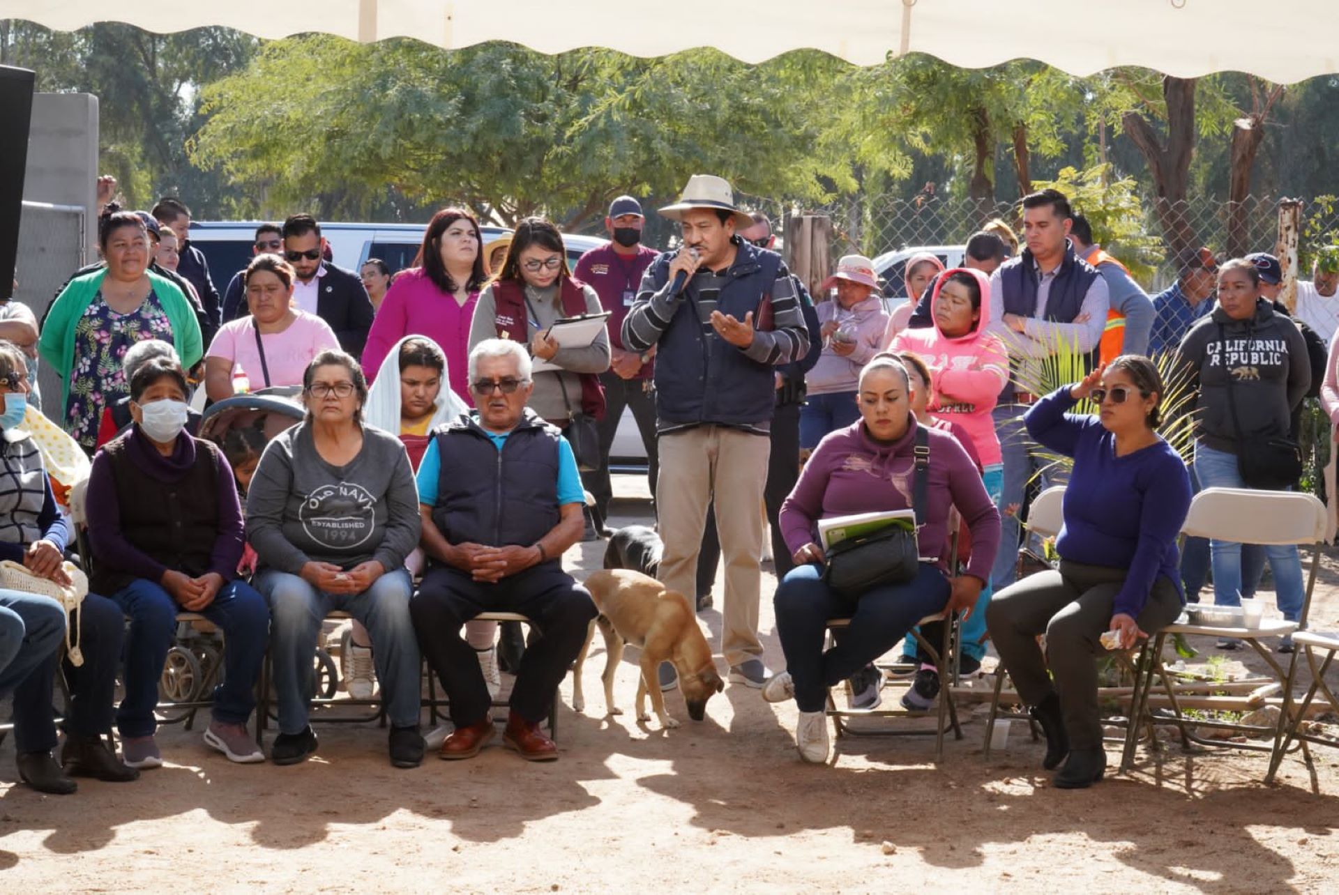 Norma Bustamante escucha las peticiones de los habitantes del Valle de Mexicali