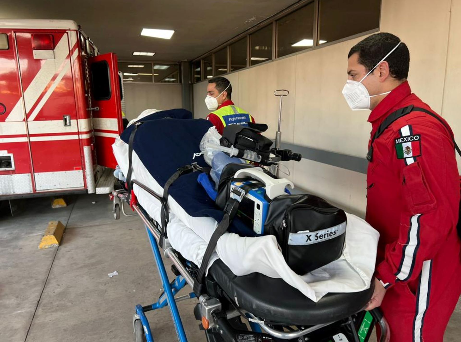 Realizan traslado aéreo de menor con quemaduras del HGM al Hospital Shriners