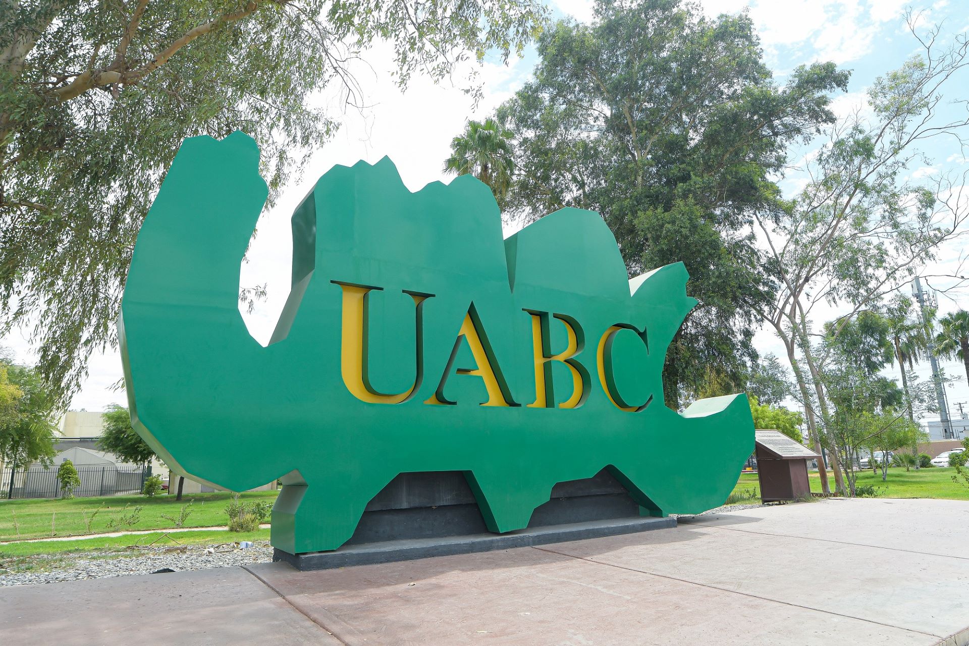 Ofrece Fundación UABC diversas opciones de becas