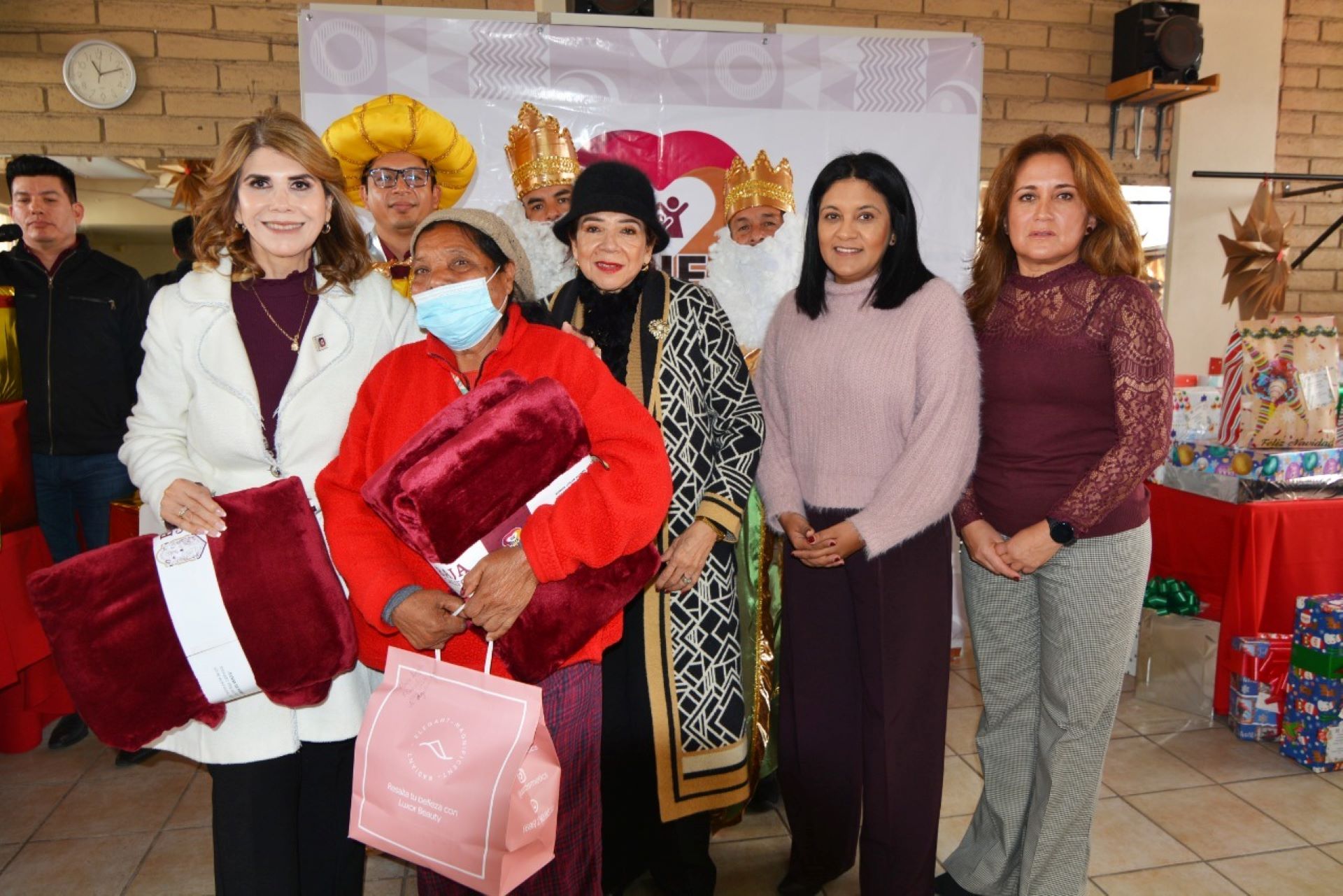 Festeja DIF junto a adultos mayores convivencia del Día de Reyes