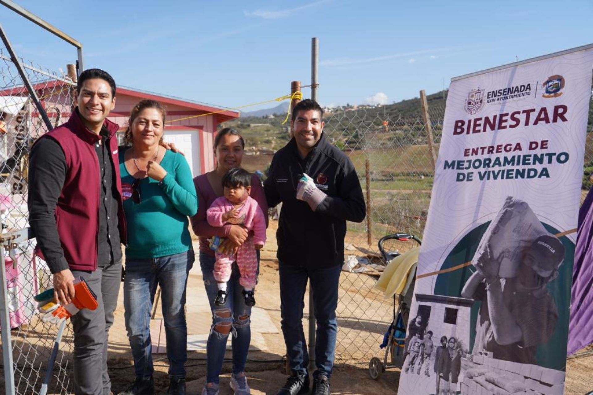 Entrega alcalde Armando Ayala materiales para reparación de techos en El Choyal