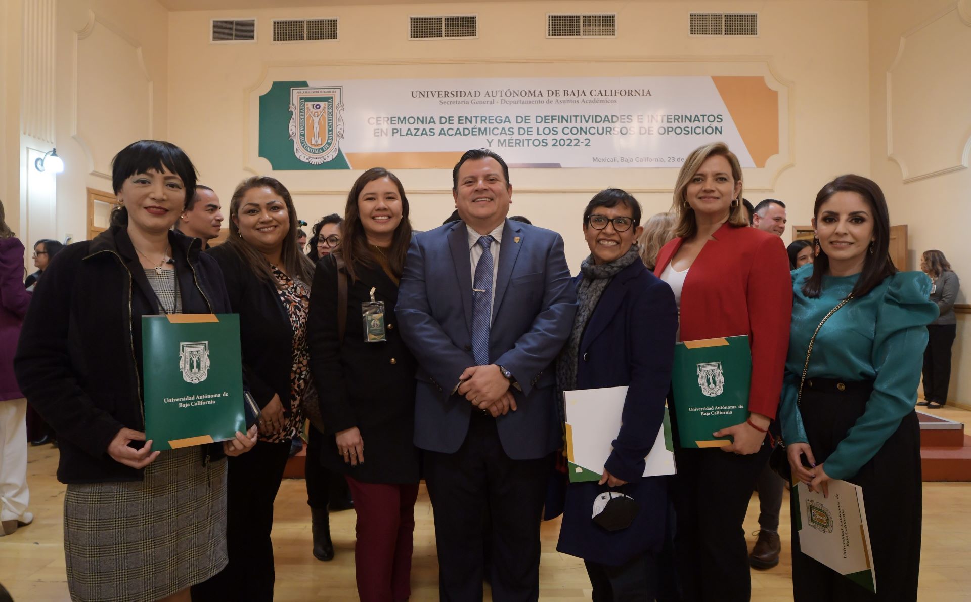 Otorga UABC 122 plazas a docentes