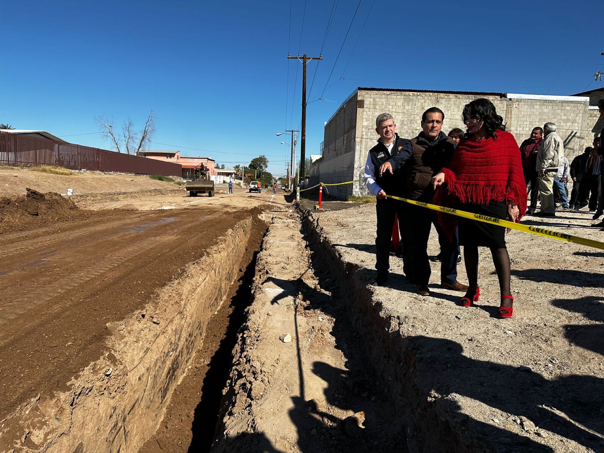 Supervisa alcaldesa de Mexicali avance de obra de pavimentación en la colonia Loma Linda