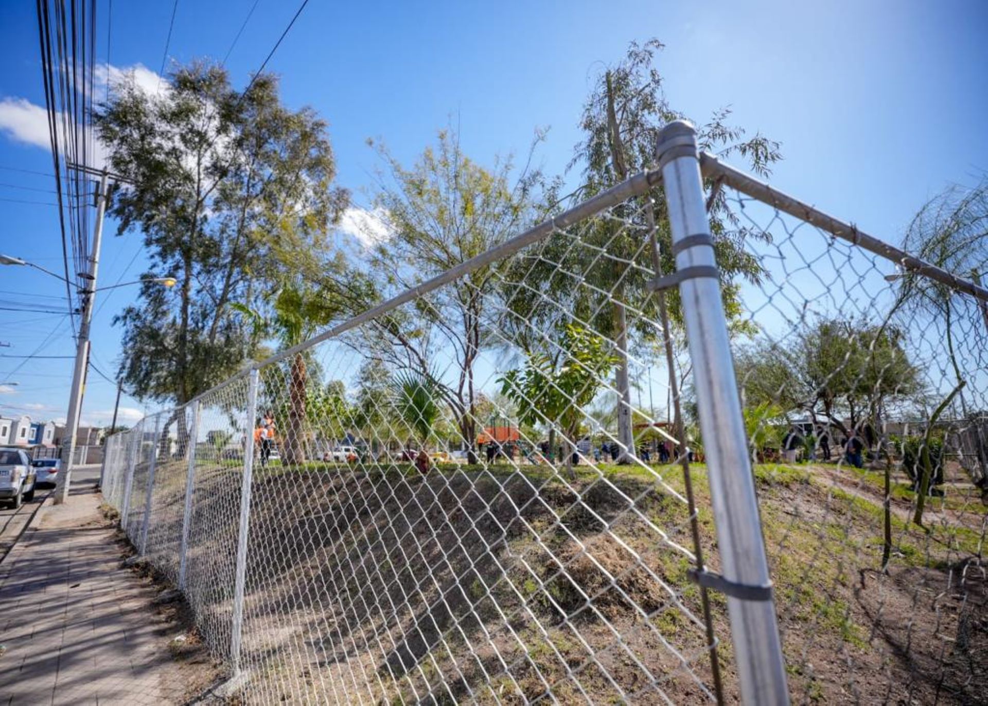 Rehabilitan elementos de seguridad pública cerco perimetral del parque Lagos del Xochimilco